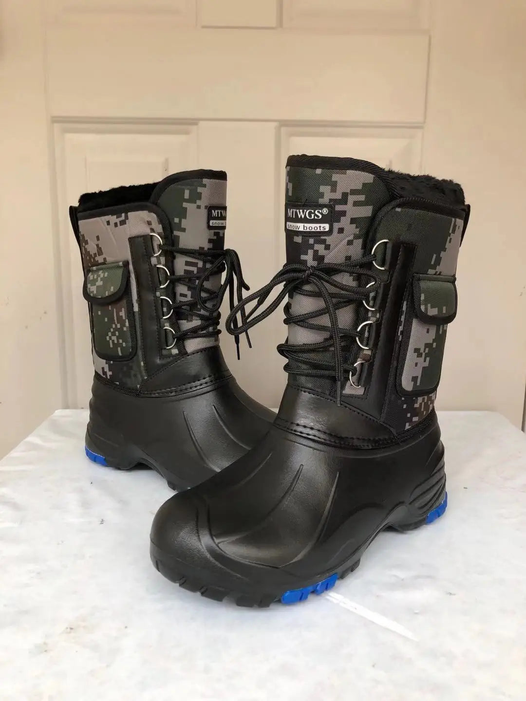 2025 autumn and winter warm men's fashionable snow boots for fishing and skiing, waterproof, simple and casual mid top shoes for